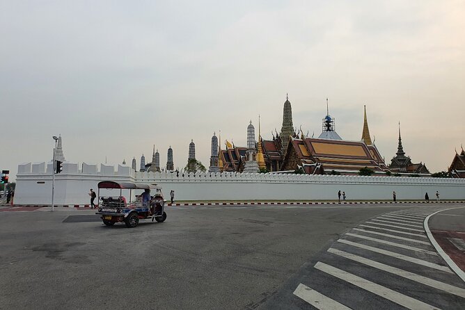2 Hour Electric Tuk Tuk Cultural Tour of Bangkok - Sao Chingcha Giant Swing: a landmark that’s more than a photo