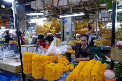 A night at the market - Stop 1: Pak Khlong Flower Talat Original (orchids, marigolds, and real market life)