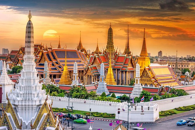 Amazing Bangkok Tour with Grand Palace, Emerald Buddha & Wat Arun - A 3-Hour Temple Run That Starts With the Royal Center