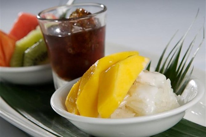 Apsara Luxury Dinner Cruise By Banyan Tree - Sights from the water: Grand Palace after dark