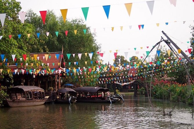 Ayutthaya Bicycle Hike & ATV to Top Attractions & Floating Market - Cycling to Wat Mahathat: the signature Ayutthaya moment