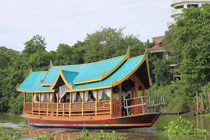 Ayutthaya Bicycle Tour with Scenic Boat Experience - Wat Ratchaburana: the Royal Restoration temple and the duel story