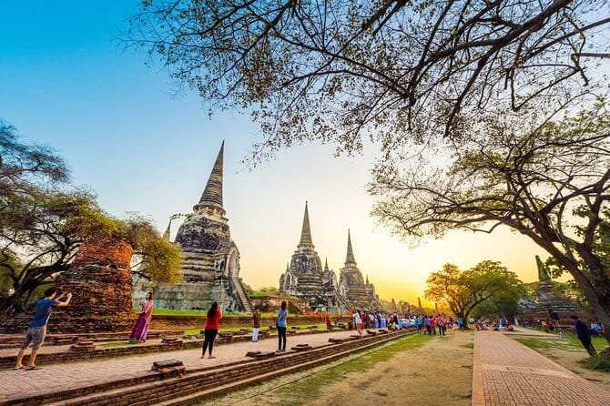 Ayutthaya Eco Friendly Bike Tour Famous Landmarks & Cultural Gems - The first temple hit: Wat Mahathat’s Buddha head in bodhi roots