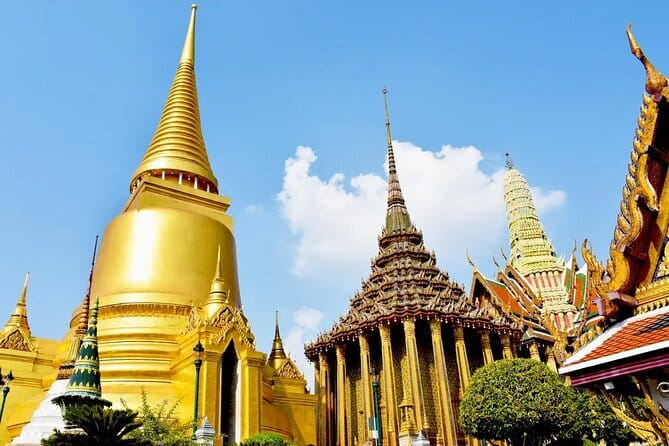 Ayutthaya Heritage Private Charter Exclusive Temple Tour - Wihan Phra Mongkhon Bophit: a large bronze Buddha indoors