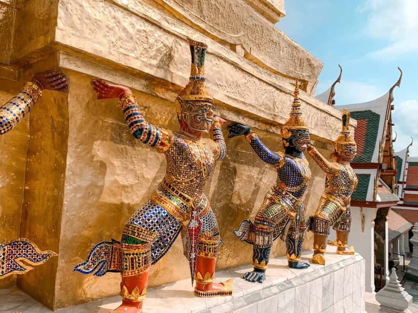 Bangkok: 2 Hours Grand Palace & Wat Pho Private Tour - The 5-minute Tha Tian Pier photo stop: quick, useful, and worth it