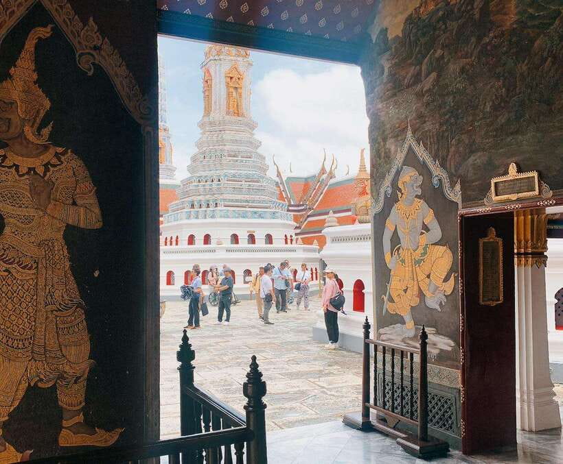 Bangkok: 2 Hours Grand Palace & Wat Pho Private Tour - Wat Arun viewpoint: the river makes the pagoda make sense