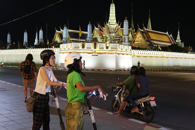 Bangkok at Night by Electric Scooter - Crossing the Chao Phraya at Tha Tien: the short detour that pays off