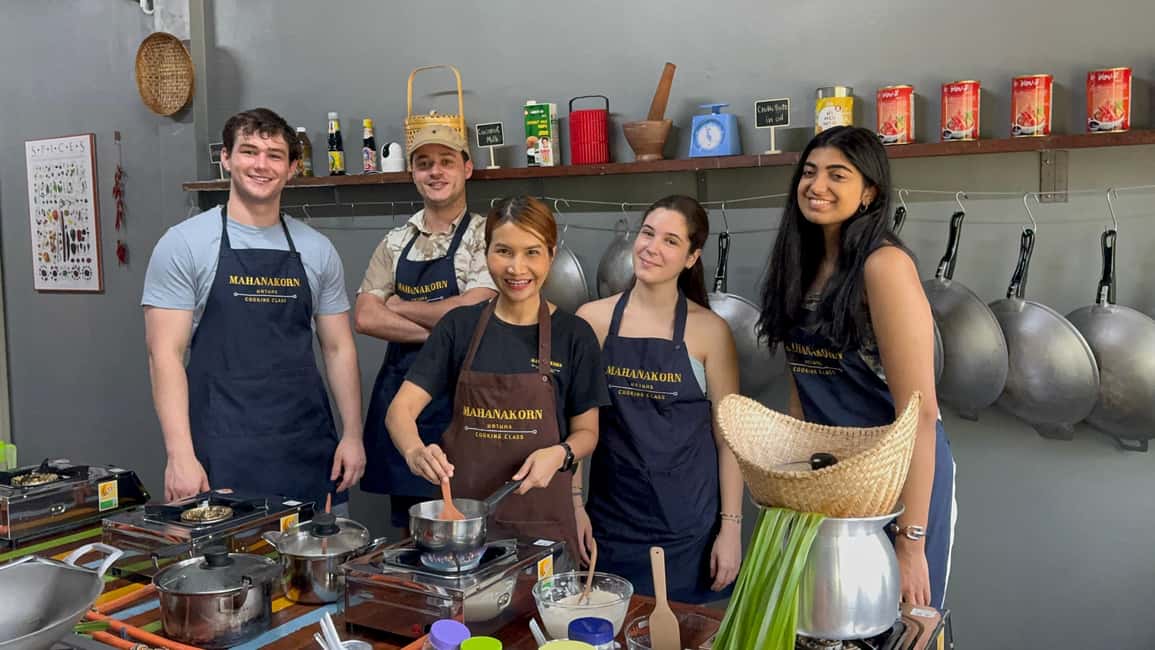 Bangkok: Authentic Thai Cooking Class with Local Host - Entering Bangkok’s Thai-kitchen zone near Wat Pak Nam