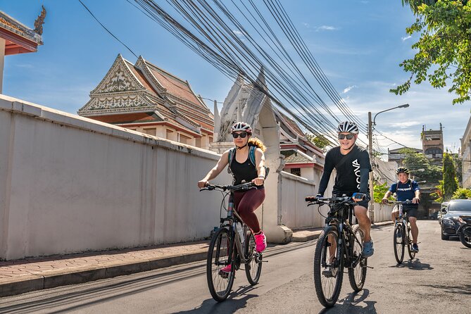Bangkok: Backstreets and Temple Historic Bike Tour - Guides: Different Names, Same Street-Savvy Approach