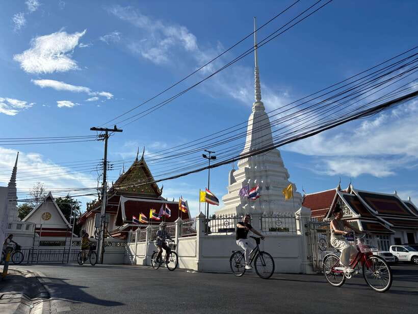 Bangkok: Bike, Boat & Food Tour in Thonburi - Lunch along the way: Pad Kra Pao or Pad Thai, served local