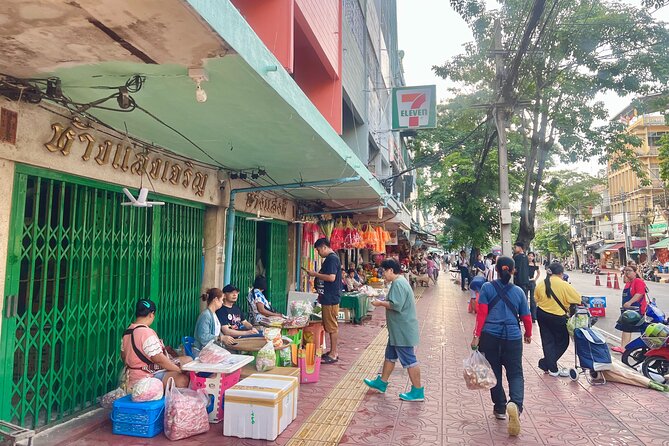 Bangkok: Boat Bliss Riverside Cruise Tour and Wat Arun Visit - Pak Khlong Talat Flower Market at Rajini Pier: Blooms with a Backstory