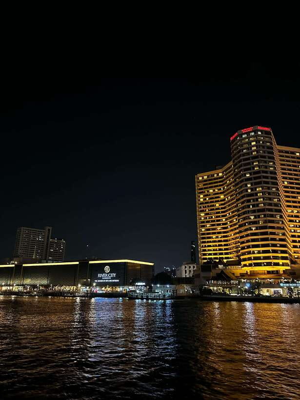Bangkok: Chao Phraya River Cruise with Indian Buffet Dinner - Dinner on a boat: how the Indian buffet works in practice
