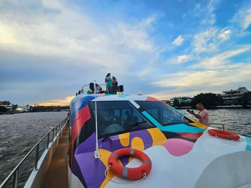Bangkok : Chaophraya Booze Cruise – Drinks Onboard - The drinks plan: onboard menu, typical snacks, and cash-only reality