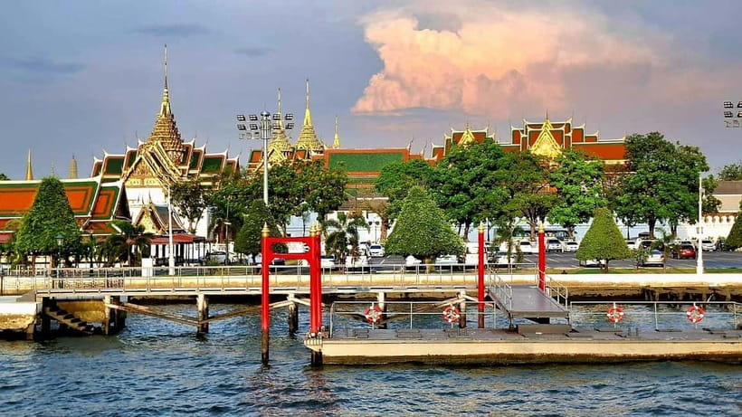 Bangkok : Chaophraya Booze Cruise – Drinks Onboard - Cruising the Chao Phraya at night: what you’ll actually see