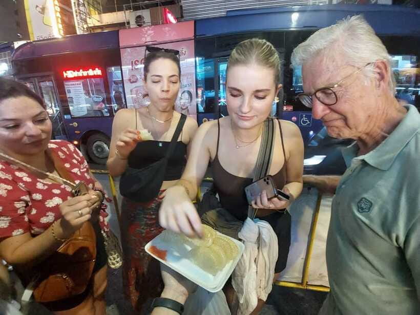 Bangkok: Chinatown Food Tour with Michelin Food Stalls - Chinese Desserts and a Classic Tea Stall Finish