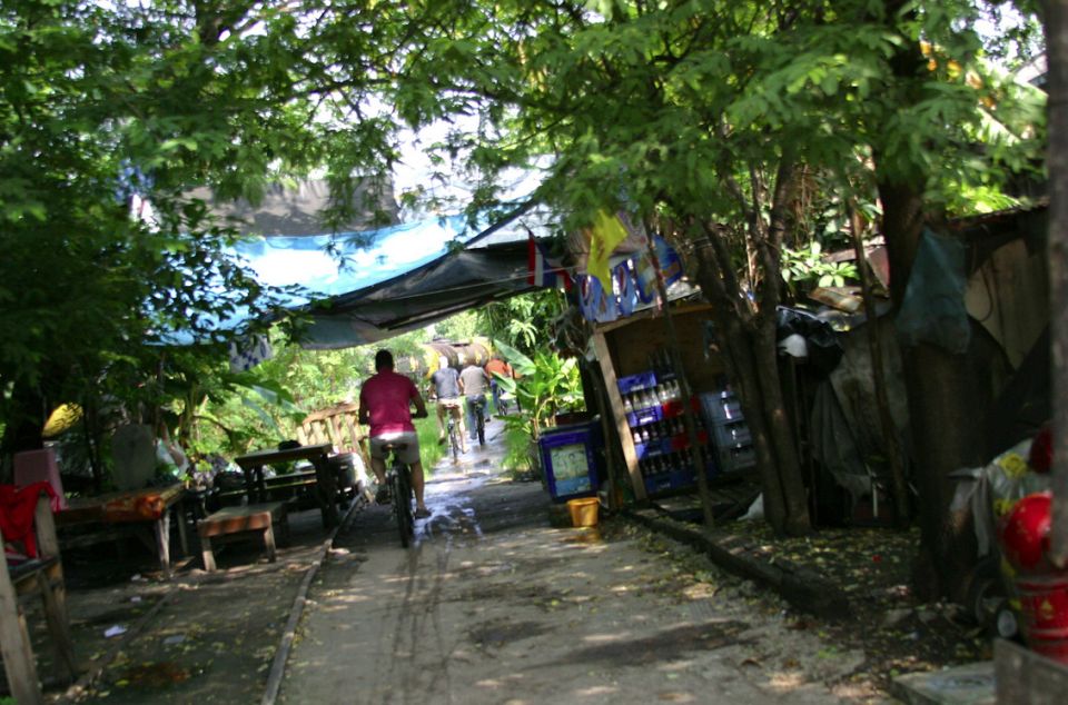 Bangkok: City Culture half-day Bike Tour - Temple Stop First: Getting Your Bearings Before the City Zooms In