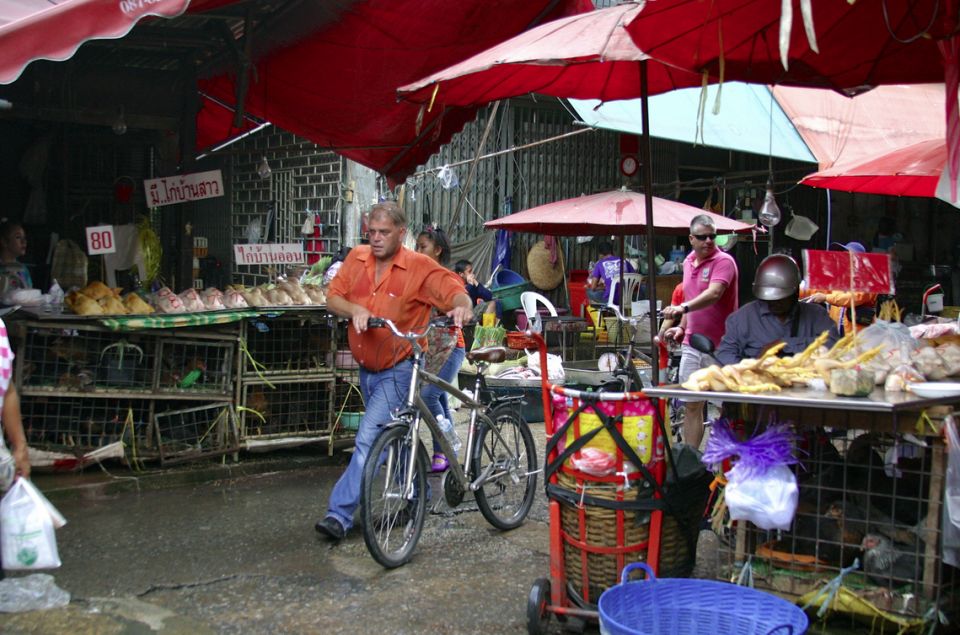 Bangkok: City Culture half-day Bike Tour - Talad Khlong Toei Market: Where Fresh Produce Takes Over Your Senses