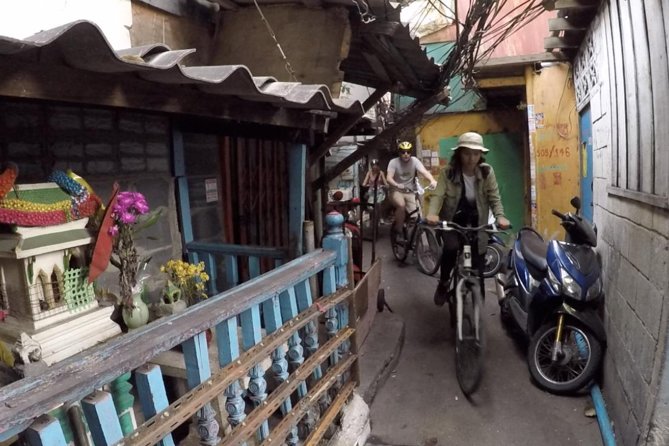 Bangkok City Culture Tour by Bike - Khlong Toei Fresh Market: Where Bangkok Smells Like Breakfast and Life Moves Fast