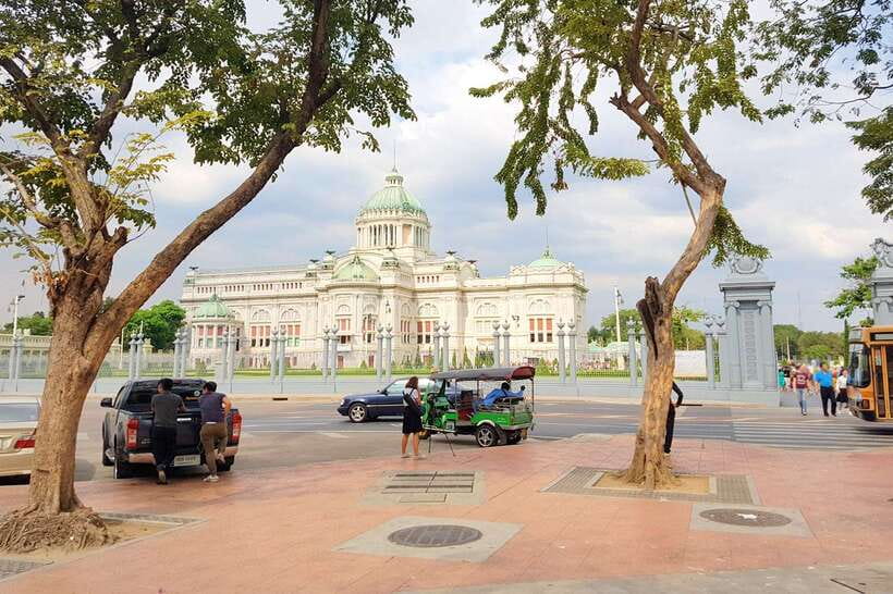 Bangkok Classic Discovery - Wat Ratchanatdaram and Mahakan Fort Park: city corners on two wheels