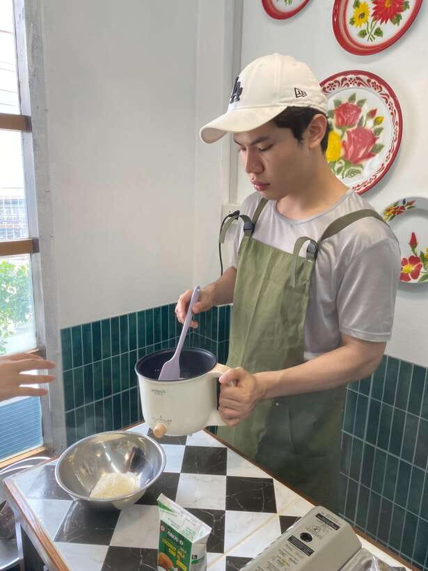 Bangkok Cooking Class : Traditional Thai dishes&Market Trip - In the kitchen with Khun Pat: you learn by doing