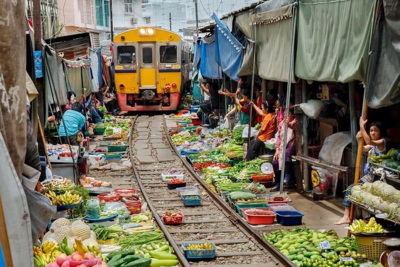 Bangkok: Famous Markets and Dragon Temple Guided Day Tour - Damnoen Saduak Floating Market: boat canals, snacks, and controlled chaos