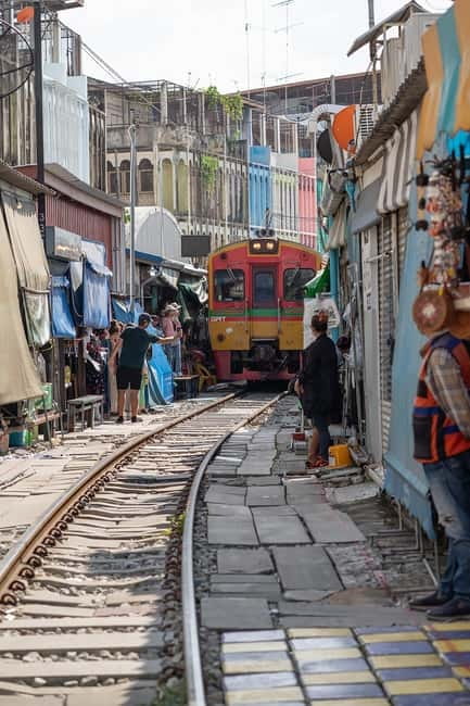 Bangkok: Floating Market, Phra Pathom Pagoda & Cafes Tour - Key things that make this day trip work