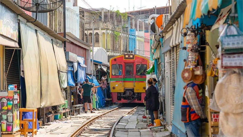 Bangkok: Floating Market, Phra Pathom Pagoda & Cafes Tour - Café time: After the Rain Coffee & Bubble in the Forest