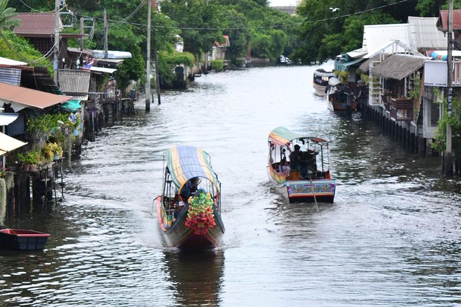 Bangkok Floating Markets and Boat Tour - Market food: seafood, fruit, snacks, desserts, and how not to get overwhelmed