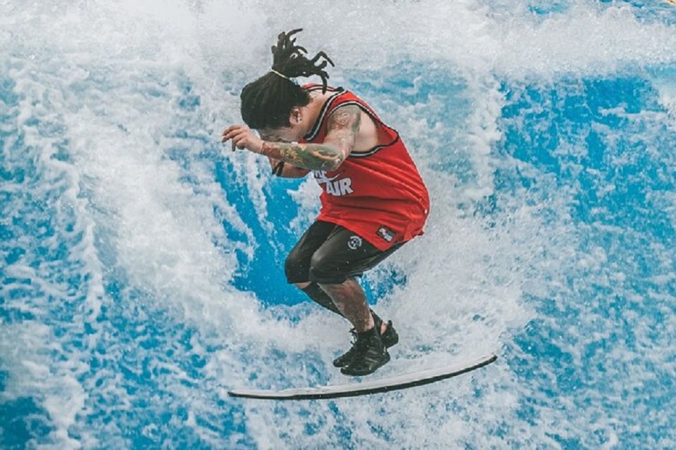 Bangkok: Fun Flow riding at Flow House Bangkok - Flow House Bangkok: indoor surfing with a beach-club mood