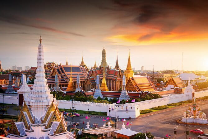 Bangkok: Grand Palace, Wat Pho and Chinatown Walking Tour - Chinatown First: Street food, markets, and getting your bearings