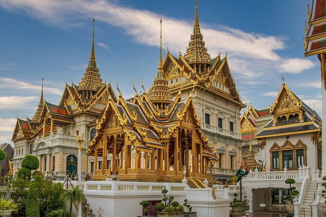 Bangkok: Grand Palace, Wat Pho and Chinatown Walking Tour - Wat Pho and the Reclining Buddha: history and the Thai massage school link