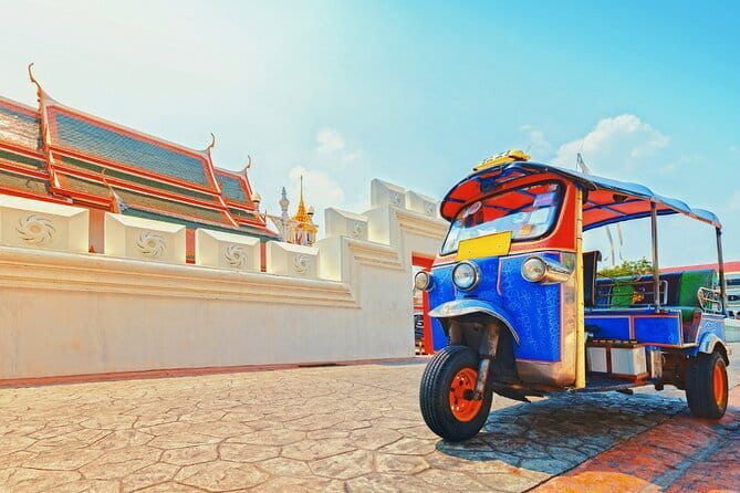 Bangkok: Grand Palace, Wat Pho and Chinatown Walking Tour - Guide talent: clear explanations, humor, photo help, and fewer slowdowns