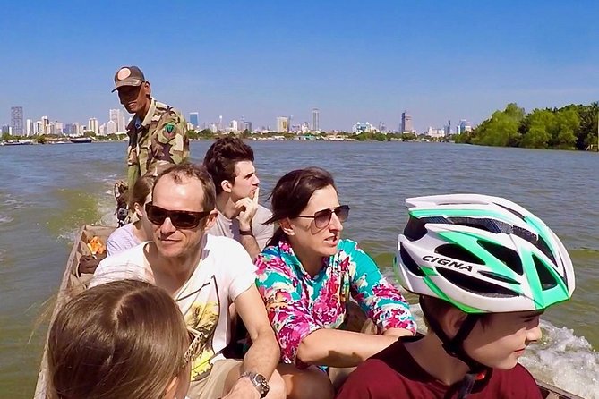 Bangkok Green Oasis 4-Hour Bike Tour with Boat Ride - Sri Nakhon Khuean Khan Park: fish-feeding and a proper shade stop
