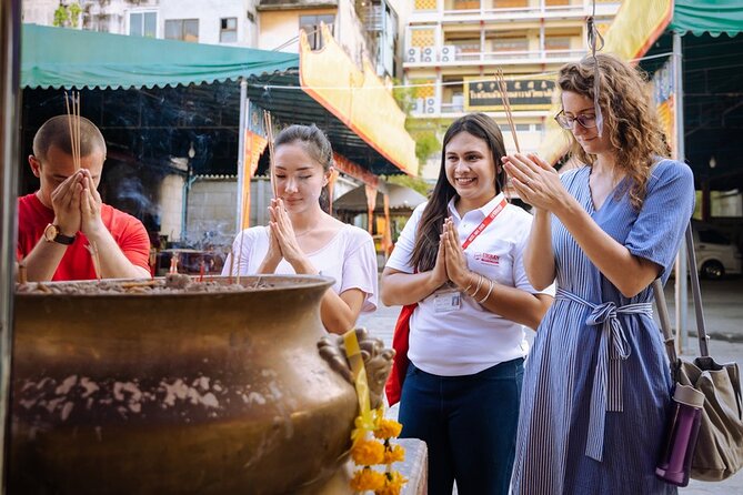 Bangkok Hidden Gems: Talad Noi, Chinatown & Street Food Tour - Crossing into Chinatown: old streets, modern influences