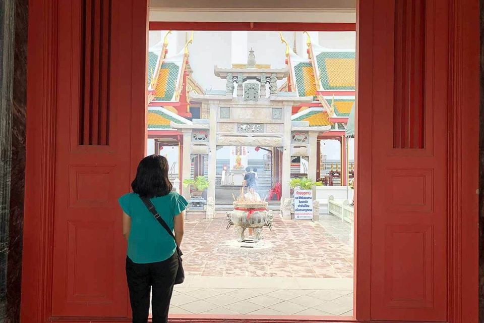 Bangkok: Historical Temples Tour & Hidden Bar at Sunset - Wat Kalayanamitr Varamahavihara (Wat Kalaya): the Thai-Chinese story in one chapel