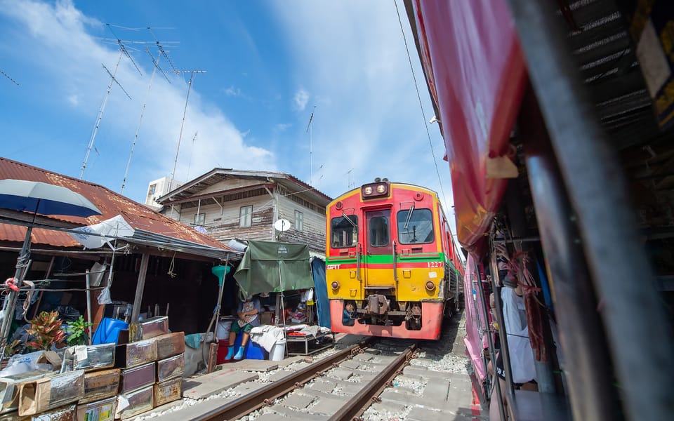 Bangkok: Maeklong Railway Market and Amphawa Floating Market - Thai street food on a market day: eat smart, not just hungry