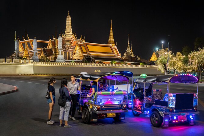 Bangkok: Michelin Street Eats by Tuk-Tuk Guided Food Tour - Sao Ching Cha: the scheduled photo break before the eating starts