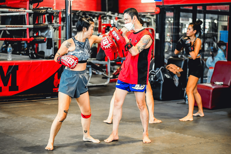 Bangkok: Muay Thai Training Class by Krudam Gym@Sukhumvit 36 - Gear and comfort: wraps and gloves mean fewer hurdles
