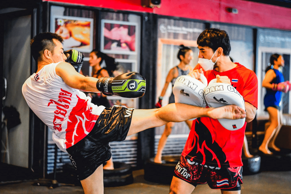Bangkok: Muay Thai Training Class by Krudam Gym@Sukhumvit 36 - The 90-minute format: warm-up, shadow work, pads, bag, cool down