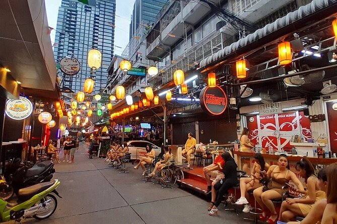 Bangkok nightlife’s secrets… - Stop 2: Soi Cowboy as a neon warm-up alley