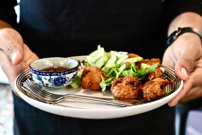 Bangkok Private Walking Food Tour with 10+ Tastings in Chinatown - The guide experience: what you should expect from Jan