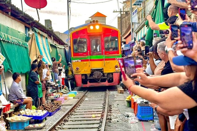 Bangkok: Railway and Floating Market Tour + Dragon Temple - Maeklong Railway Market: Seeing the Track Turn Into a Stage