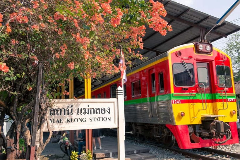 Bangkok: Railway, Floating Market & Chao Phraya Cruise Tour - Back to Bangkok: setting up for the Chao Phraya sunset