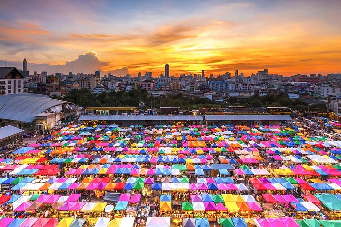 Bangkok Selfie Expert Tour: Little India, Wat Traimit & Wat Pho - Phahurat Market: samosa selfie energy in Little India