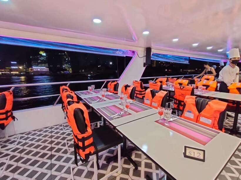 Bangkok: Smile Riverside Dinner Cruise - Entertainment: Thai classics, cabaret vibes, and the big sound check