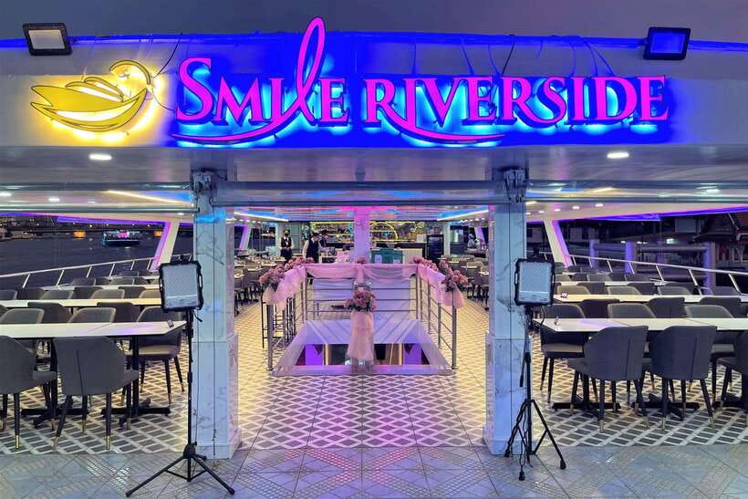 Bangkok: Smile Riverside Dinner Cruise - Where to sit for the best views (and less annoying volume)