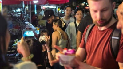 Bangkok: Street Food Tasting Tour at Night - Meet at Wat Mangkon, then ditch the taxi plan