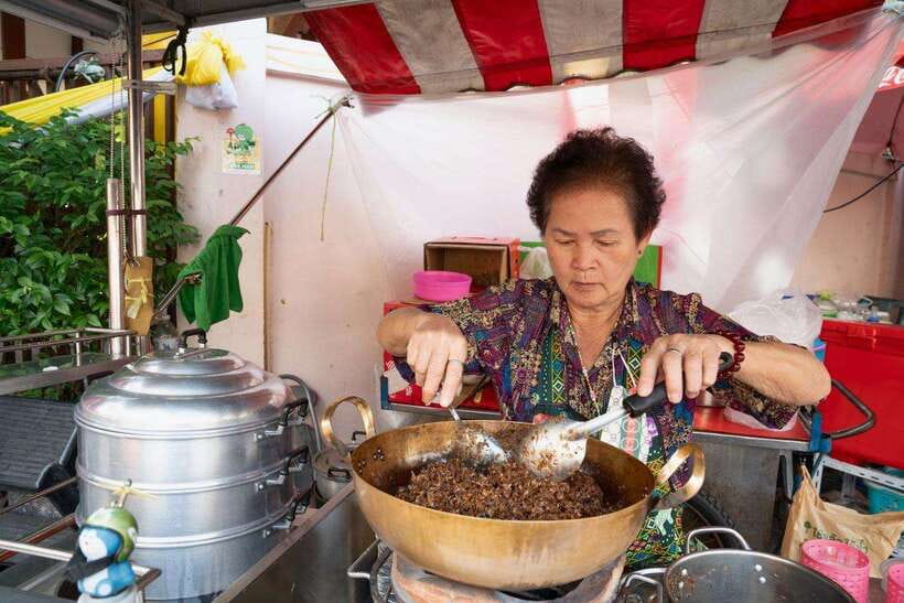 Bangkok: Talad Noi Hidden Gems & Street Food Adventure - Talad Noi in 2 km: a short walk with a lot packed in