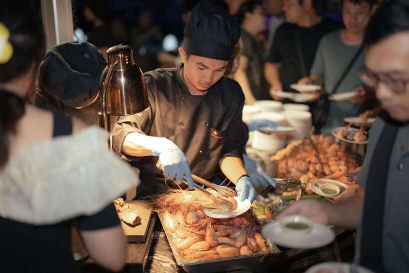 Bangkok: The Planet Chao Phraya River Dinner Cruise - Chao Phraya at night: why a dinner cruise works in Bangkok