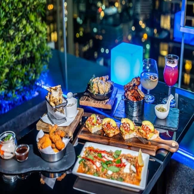 Bangkok: The Vue Bar Rooftop at Mercure Bangkok Sukhumvit 24 - Service style: friendly, attentive, and quick to keep things smooth